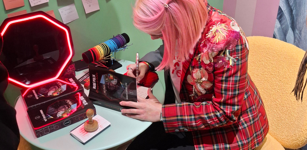 Autora firmando libros durante una presentación en Amor en Letras con lectoras en Madrid