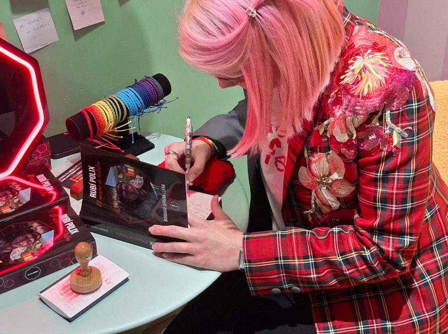 Autora firmando libros durante una presentación en Amor en Letras con lectoras en Madrid