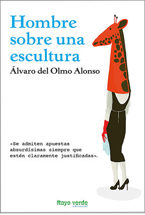 Hombre sobre una escultura